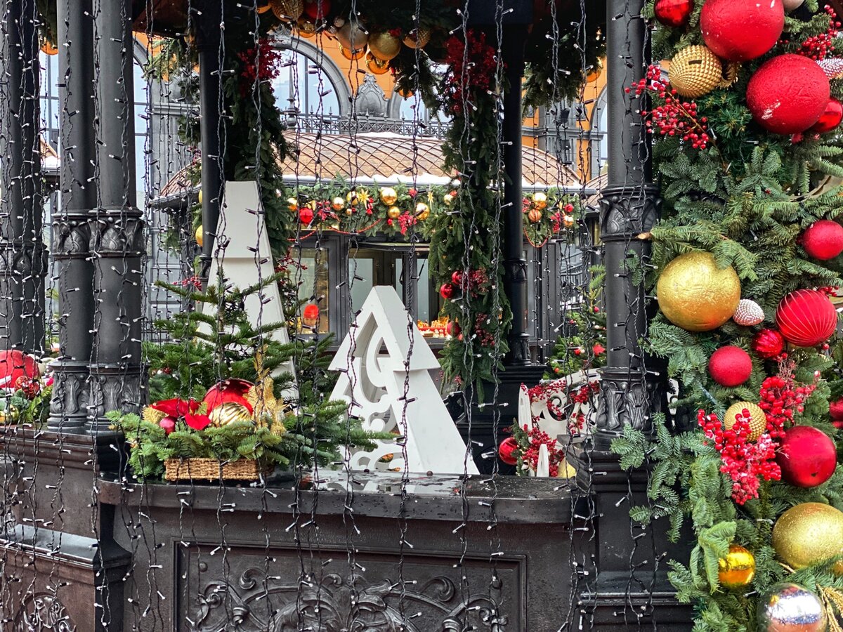 Рождественские украшения на улице.