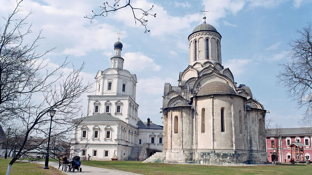 В Спасо-Андрониковом монастыре. Фото: Борис Кавашкин/ТАСС
