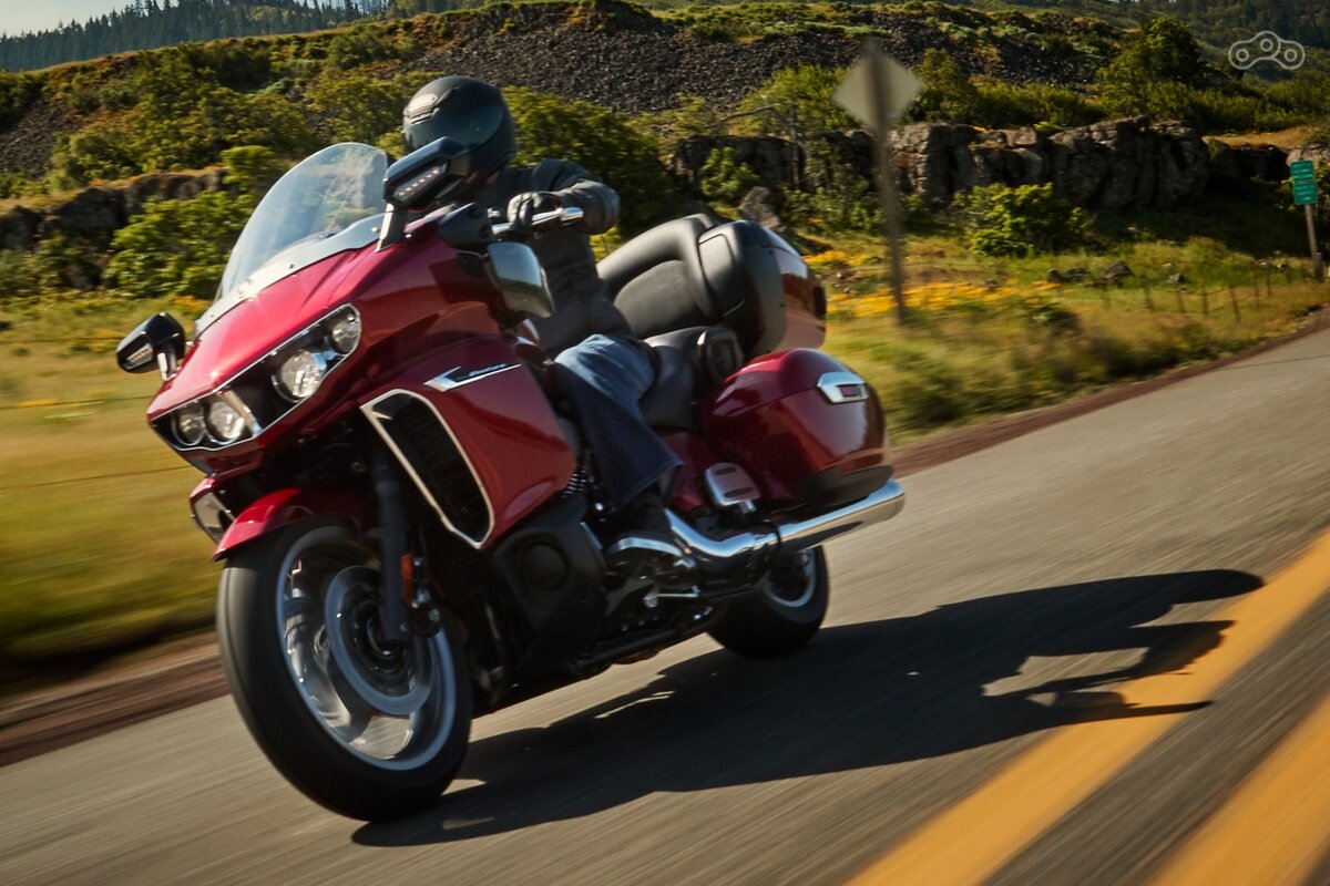 Главной движущей силой Yamaha Star Venture 2018 является V-образный двигатель объёмом 1854 см3