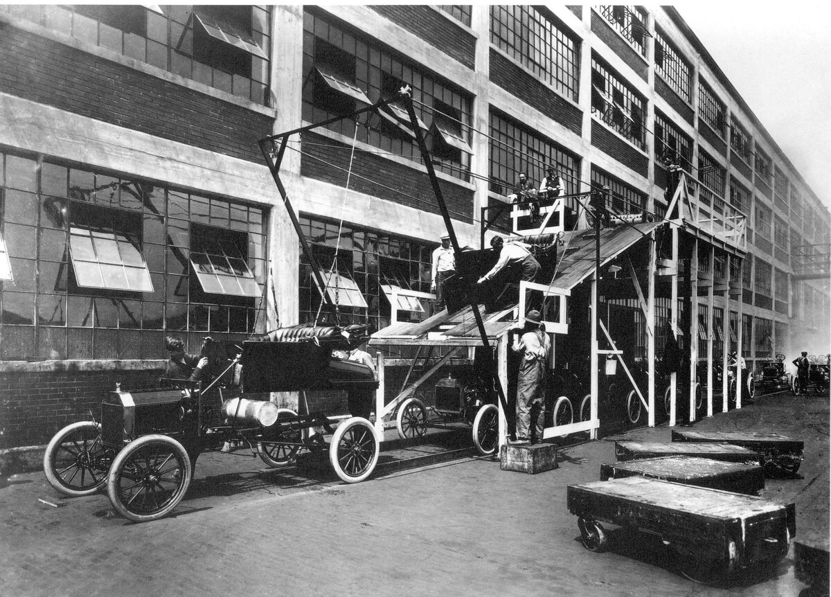 1913 – на заводе Ford заработал первый сборочный конвейер