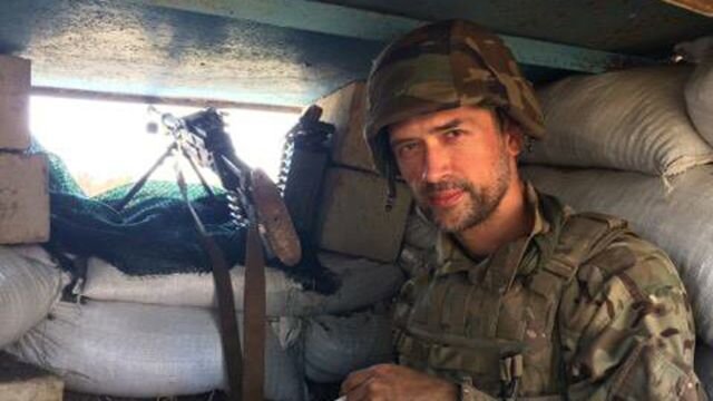 
На той пресс-конференции актер неустанно жаловался на невзгоды в России, что его карьера не складывается. Пашинин обвинял во всем выходцев с Кавказа, нападению которых дважды подвергся в Москве, жаловался, что его унижают постоянными обидными высказываниями, что русские не умеют работать, русские пьют. "Меня это раздражает, я от этого устал", — заявил актер. При этом он признался, что вплоть до 30 лет он много пил. По некоторым свидетельствам, он и наркотики употреблял (так что слова Пашинина о том, что он воюет ради "кайфа", вполне можно воспринимать не только в переносном смысле, но и в буквальном), устраивал скандалы на съемочной площадке, срывал съемки.