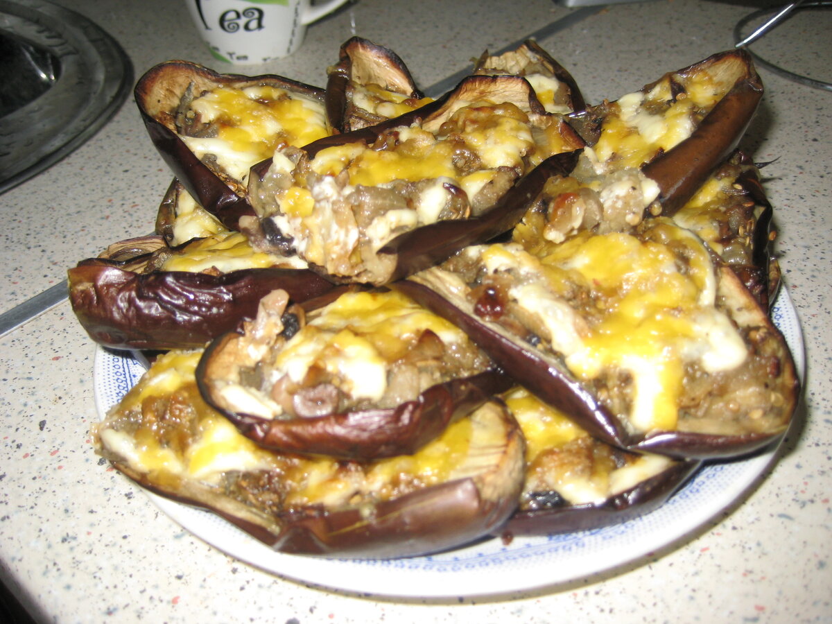 Попробуйте приготовить очень вкусные баклажаны, фаршированные грибами с сырной корочкой.