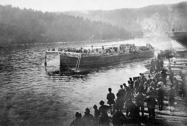 Аварии были неизбежны. Барки налетают друг на друга и и на прибрежные скалы. На Чусовой говорили: