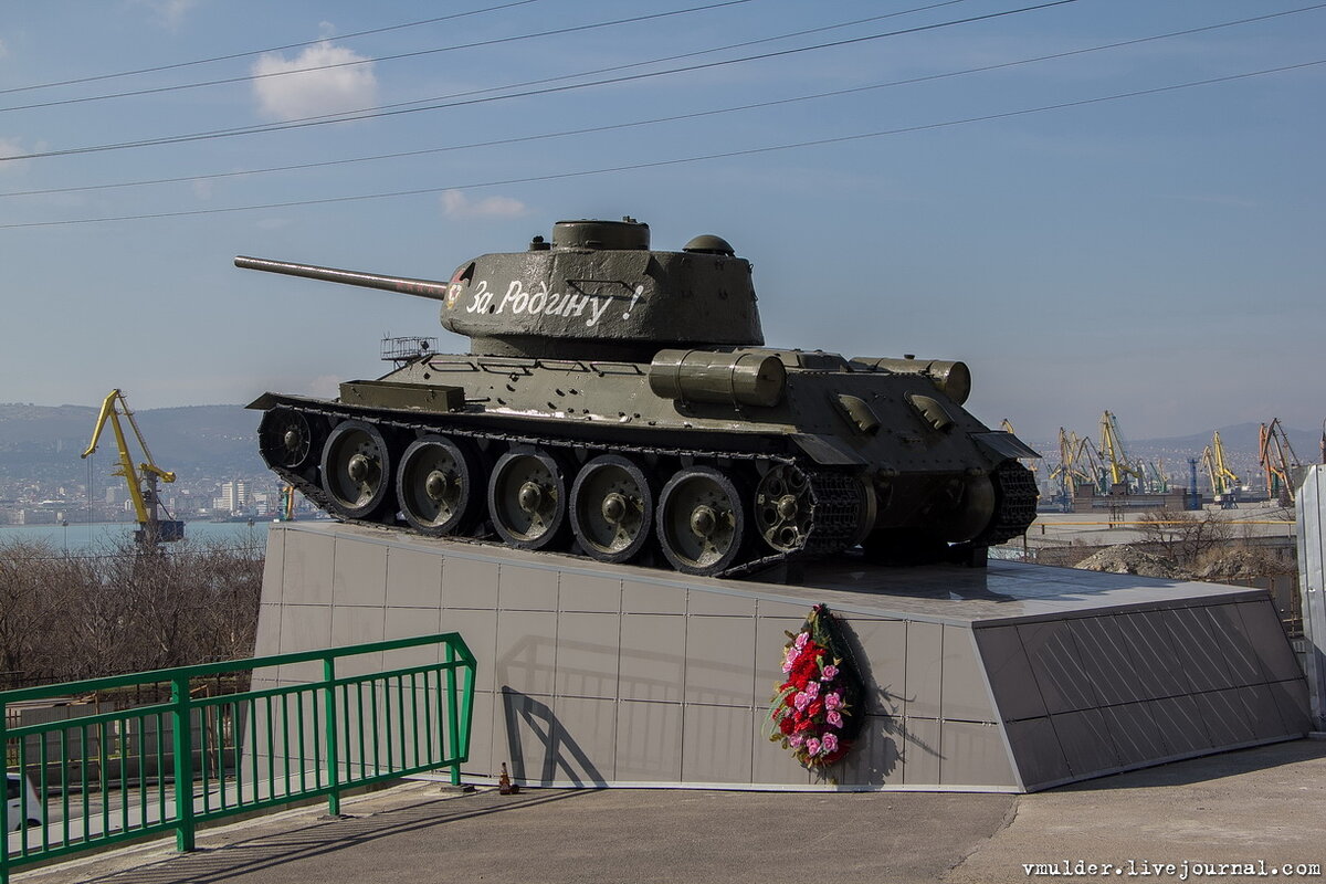 Сам по себе Новороссийск - город герой, город боевой славы. Здесь очень много памятников Великой Отечественной Войны. 

Фото 2. 
