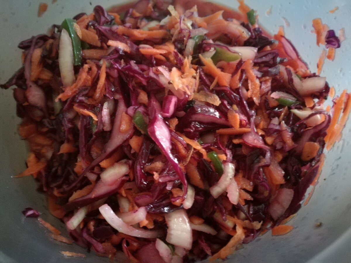 Предлагаю вашему вниманию рецепт очень вкусной маринованной капусты. 