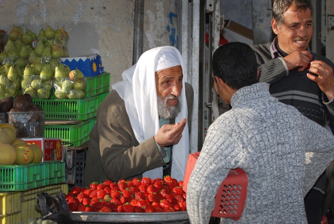 Мусульманский рынок. Торговец на рынке. Торговец на Восточном рынке. Арабы на рынке. Турки на базаре.