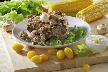 В начале своего пути к здоровому образу жизни многие интересуются списком продуктов для правильного питания. Это не совсем верный шаг. Проще будет узнать перечень вредных продуктов и исключить их полностью или частично. Большинство профессиональных спортсменов питаются точно теми же продуктами, что и все остальные люди. Весь секрет в сбалансированности ингредиентов, дроблении приемов пищи, и методах приготовления.
