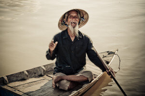 Веселым можно назвать человека, в котором волшебным образом соединяются энергичность и оптимизм. Такой человек всегда готов поделиться своим настроением, используя для этого остроумную шутку. Веселый смех является для него таким же естественным, как для большинства из нас хмурое выражение лица. Стоит признать, что веселые люди, обладающие легким характером, поступают совершенно правильно, предпочитая радоваться жизни, а не страдать над каждой мелочью. Благодаря своей уникальной особенности они предотвращают болезни и отодвигают старость. Сегодня уже не секрет, что смех является отличным лекарством от многих болезней, а кроме того, радостный и искренний смех прекрасно сказывается на внешности, разглаживая морщины и делая человека моложе на много лет.