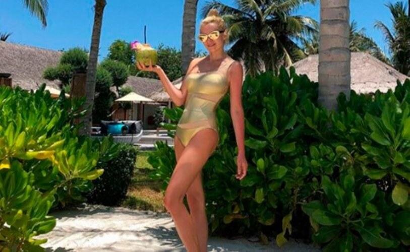    Продюсер Билана 43-летняя Яна Рудковская показала очень длинные ноги. Таких стройных ног, по словам подписчиков, нет даже у моделей. Поэтому некоторые усомнились в реальности этого фото в Instagram.