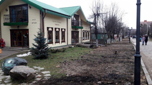  В центре Дмитрова есть уютная и светлая галерея "Мечта туриста", в которой находится Музей лягушки. Это забавное место, созданное с огромной любовью к этому земноводному)