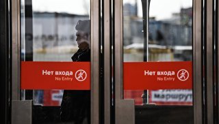 © РИА Новости / Владимир АстапковичПерейти в фотобанкВ метро расклеили около трех тысяч стикеров с просьбой уступить место