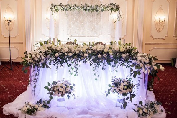 Традиционное оформление стола молодоженов в параллельном стиле