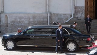 © РИА Новости / Сергей ГунеевПерейти в фотобанкNewsweek сравнил лимузины Путина и Трампа‍Президент также выразил надежду, что люди с любым достатком смогут позволить себе такие машины. Таким образом глава государства прокомментировал слова Чемезова о том, что ему поступает множество звонков от богатых людей, которые хотели бы приобрести подобные автомобили.