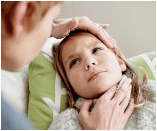 Когда хрипит ребенок – это сигнал опасности для родителей. Лучше незамедлительно показаться врачу. Симптом часто сопровождает инфицирование дыхательных путей, которое приводит к ларингиту.
Почему осиплость так опасна – у детей слизистая гортани содержит большое количество кровеносных сосудов, которые очень быстро воспаляются. При проникновении патогенных микробов сужается просвет голосовой щели, возникает отек, сипнет голос. Размер голосовых связок становится больше.
Если на фоне сипения меняется оттенок кожного покрова, малыш ведет себя неестественно, то, скорее всего, ему нужна срочная помощь. Дискомфорт возникает из-за отека, невозможности нормально говорить. Данное состояние может резко спровоцировать удушье и летальный исход.