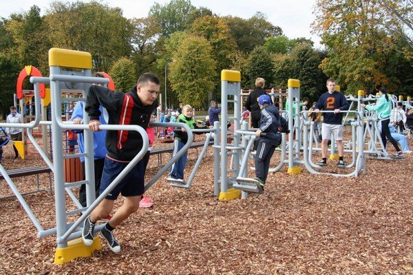 На уличных тренажерах занимаются и взрослые и дети