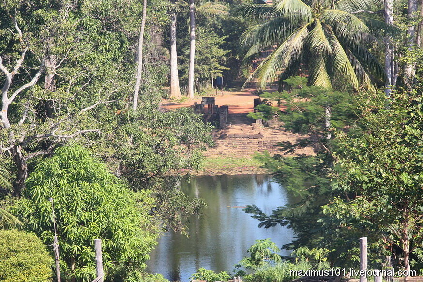 Оборонительный ров, окружающий храмовую гору Баконг.

