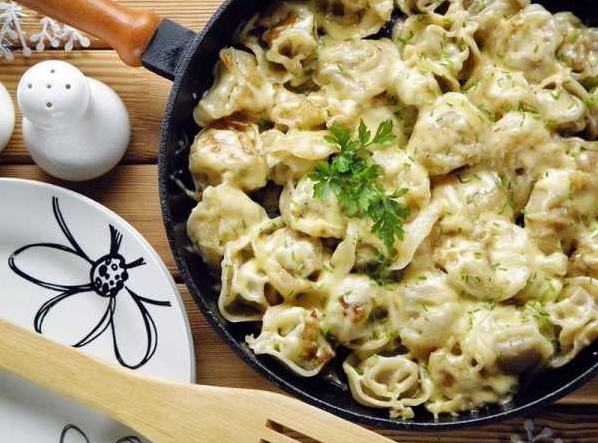 Ингредиенты: пельмени 1 кг сметана 450-500 г., сыр  200 г., яйцо 5 шт., соль, черный перец по вкусу, растительное масло для обжаривания.