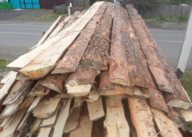 Из обычного горбыля можно сделать красивый забор