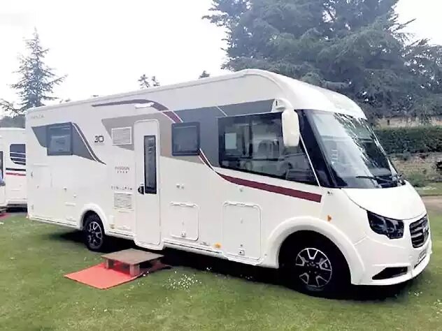  Провести отпуск, не отказываясь от привычного комфорта, наверняка задумывался каждый автолюбитель. Не такая уж это несбыточная мечта: сегодня выбор кемперов - домиков на колесах - весьма обширен