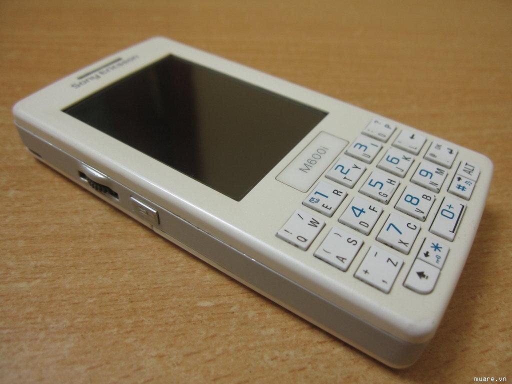 Эпоха кнопочных телефонов. Sony Ericsson m600i белый. Sony m600i. Sony m600.