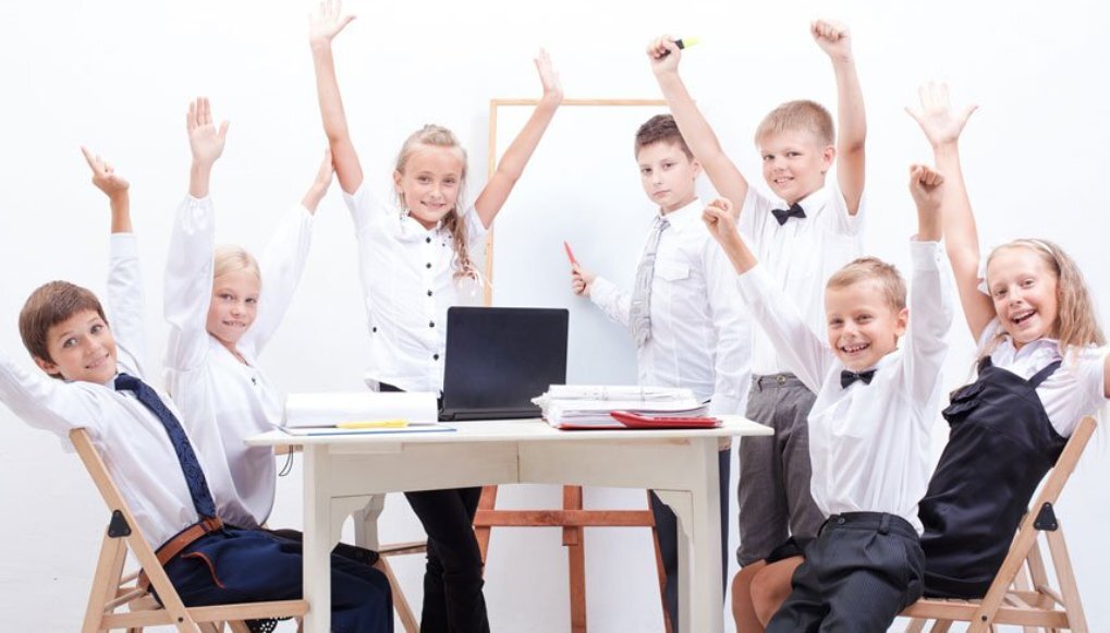 Дети лидеры в классе. Счастливые дети в школе. Anti bullying week child line. Детский коллектив в школе. Бизнес школа для детей.