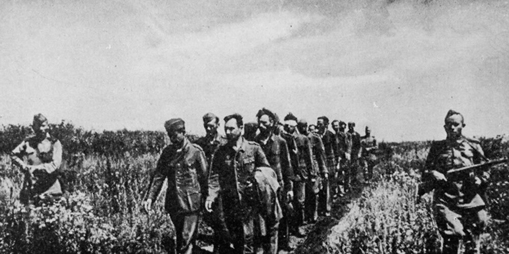 Советские солдаты этапируют немецких военнопленных на Курской дуге