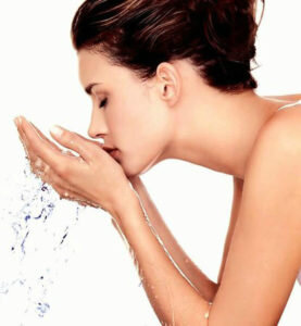 Ополаскивания травяными отварами из ромашки, шалфея, мыты и мелиссы, крапивы и берёзовых листьев обогащают эпителий важными макро- и микроэлементами и витаминным комплексом.