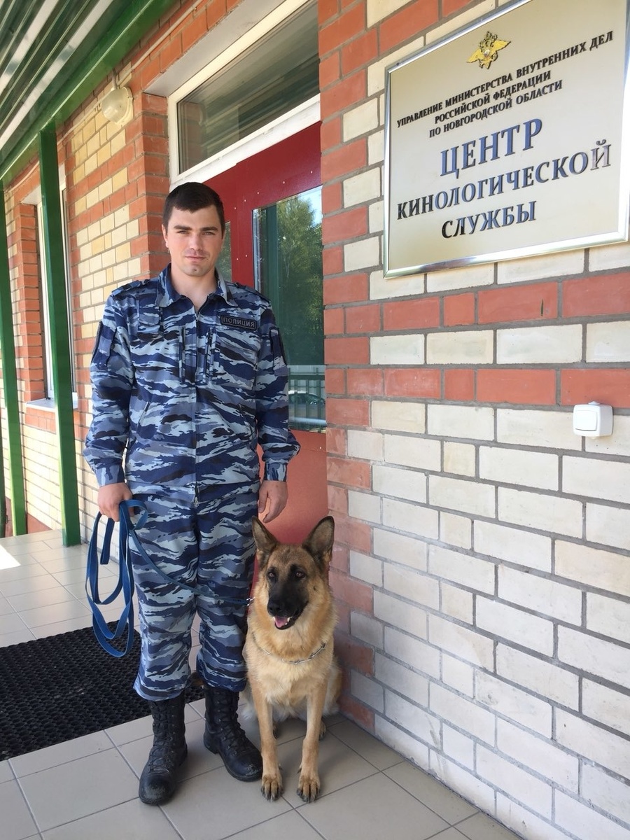 7 августа в деревне Божонка Новгородской области неизвестный в маске подошел к женщине, которая закрывала магазин, начал угрожать ей металлическим предметом и потребовал немедленно отдать ему дневную выручку.