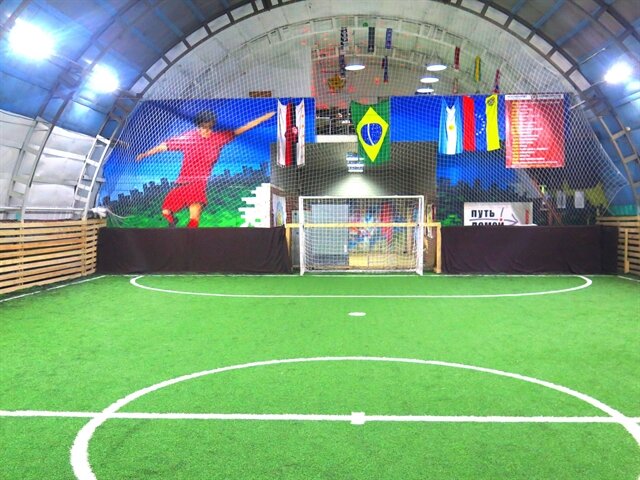  Школа «Футбольный цех»  Футбольная школа предлагает арендовать крытое поле (25 на 15 метров) с искусственным покрытием последнего поколения. Весь спортинвентарь предоставляется игрокам бесплатно.