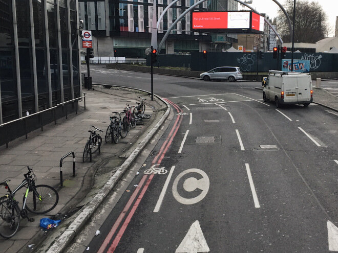 Велодорожка на круговой развязке Олд стрит.