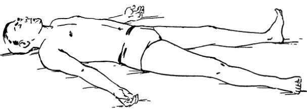 Ноги несколько разведены, руки свободно лежат вдоль тела ладонями вверх. Удостоверьтесь, что положение вашего тела и одежды абсолютно удобны, и что вам не придётся осуществлять никаких движений во время практики.