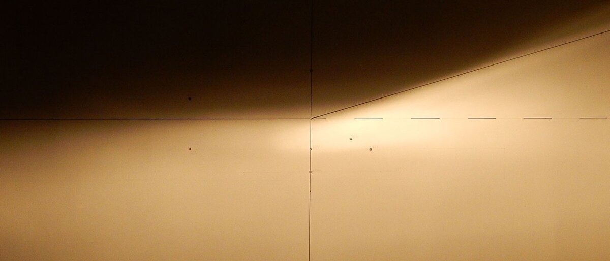 Вот так выглядит правильная свето-теневая граница галогеновой лампы. Обрацовая "галочка" и минимум засвета делают ее приемлемой для встречного водителя (не слепит).