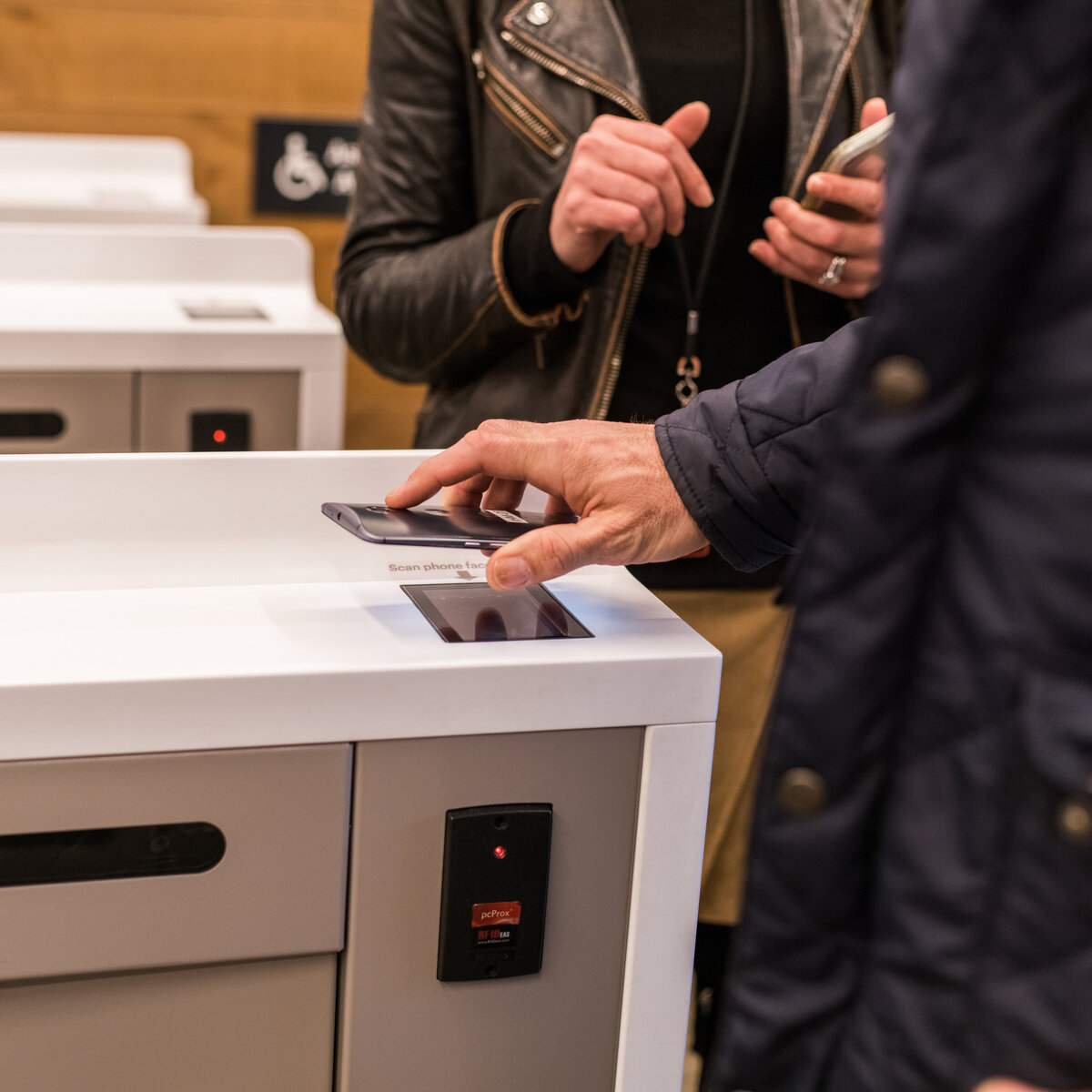 Турникет на входе в магазин Amazon Go