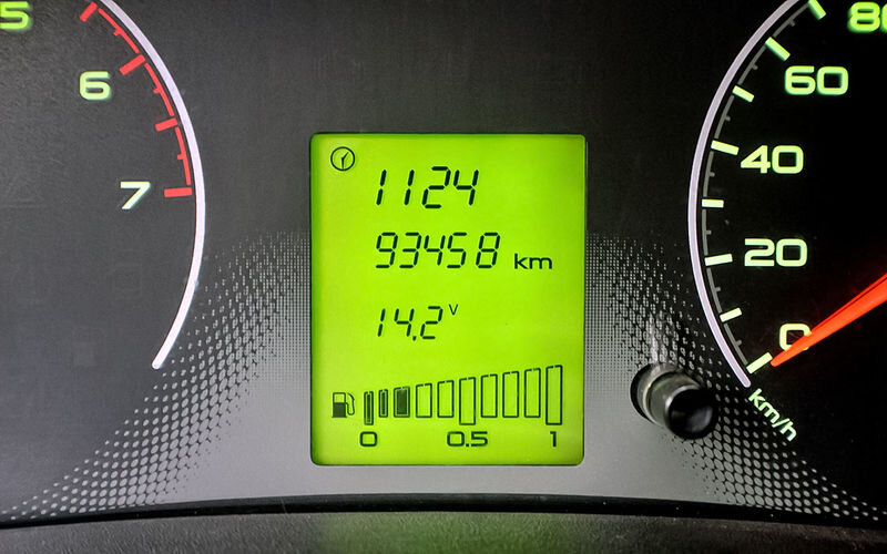 Встроенный вольтметр редакционной Гранты говорит, что аккумулятор полностью заряжен (еще бы, его только что заменили) и генератор исправен. Можно не опасаться того, что после ночных заморозков наутро машина откажется заводиться. 
