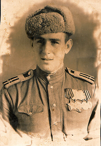 Старшина Стройников Георгий Николаевич. Награжден орденом Славы 3-й степени, двумя медалями "За отвагу", медалью "За победу над Германией". 
Снимок выполнен в 1946 году.