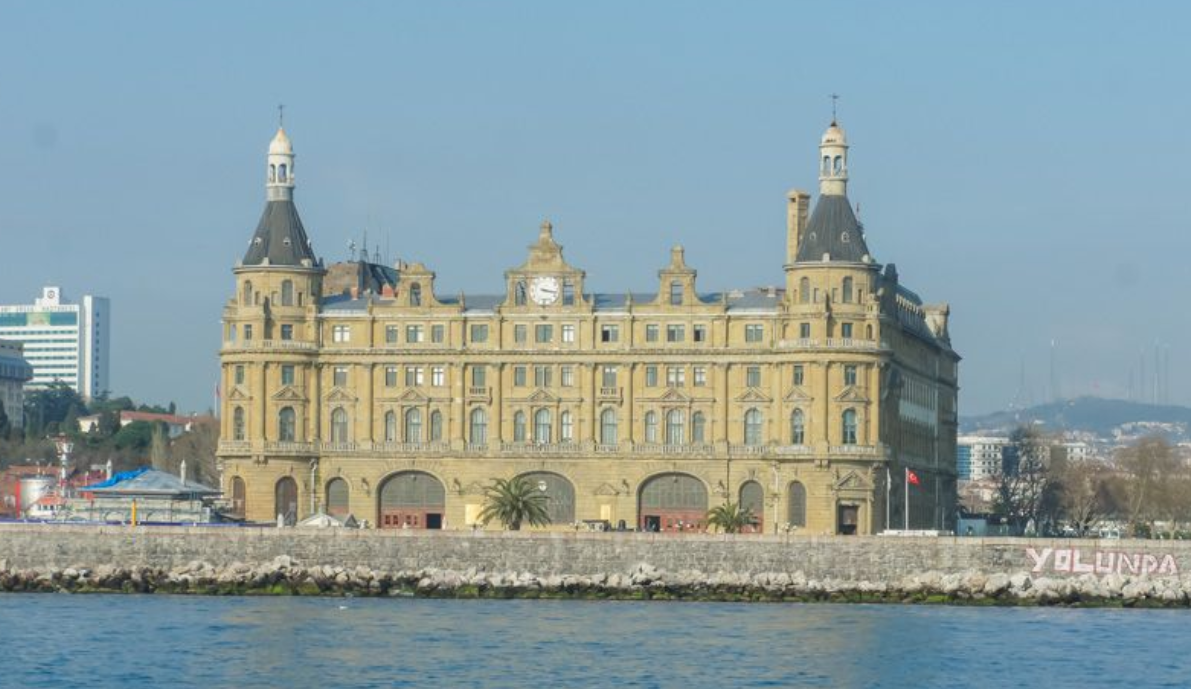 Вид на вокзал Хайдарпаша - конечный пункт дороги Багдад-Стамбул