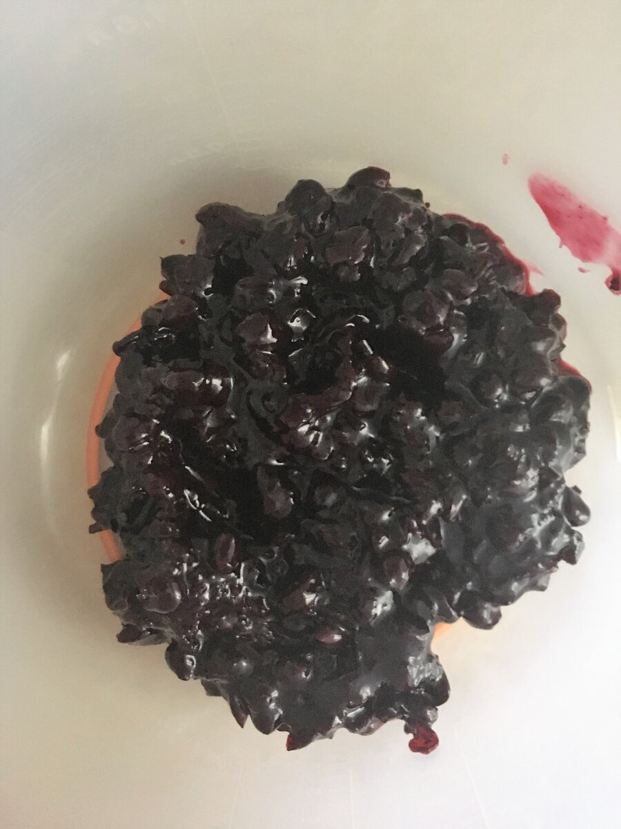 В глубокую емкость наливаем стакан варенья.