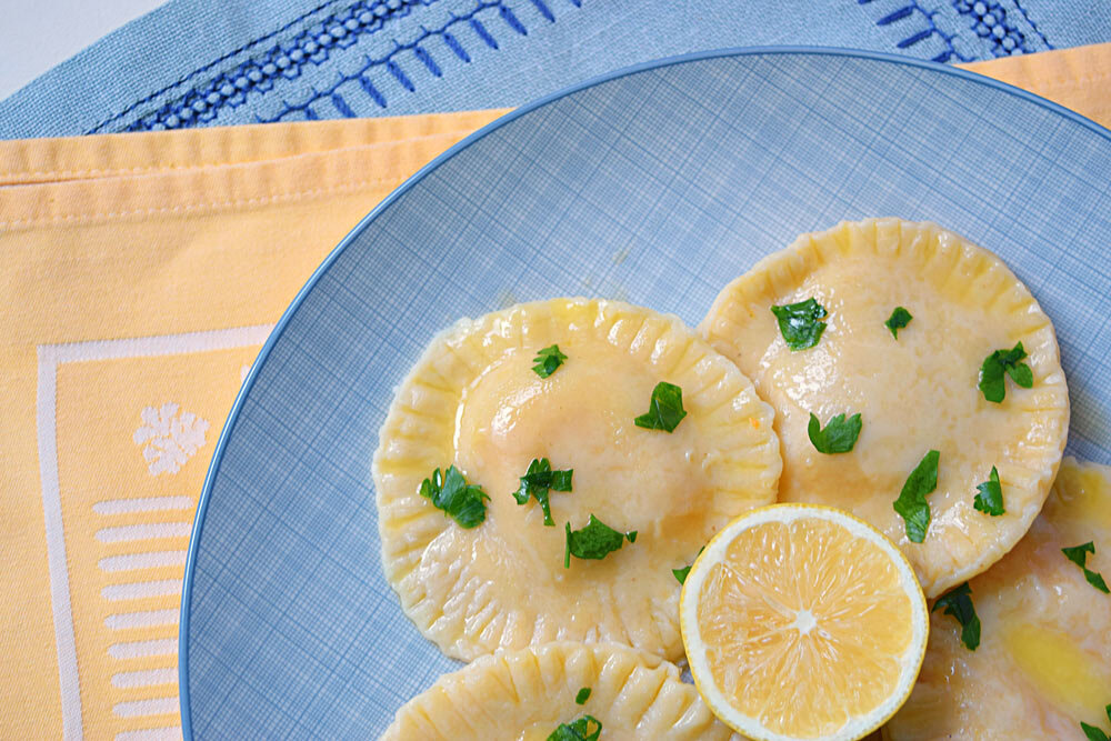 Равиоли с белыми грибами, сыром и соусом песто: рецепт дня