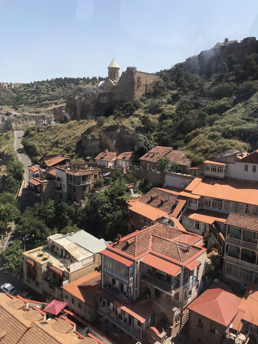  
 
Внутри каждого из нас есть крошка, которая хочет любви. Из нее, как из рога изобилия, фонтаном брызжет энергия. Благодаря ей мы любопытны, вдохновлены и действуем интуитивно. Все наши «хочу» - это желания ребенка. Крайне важно прислушиваться к нему, тогда он подарит силы, когда будет казаться, что их больше нет. Он помогает нам быть открытыми этому миру, спонтанно принимать решения и быть свободными от рамок, в которые нас загоняет общество с его социальными ролями и стереотипами. Но если к нему относиться слишком строго, то он станет подавленным и одиноким.

Желание отстраниться от окружающего мира  происходит из-за того, что Угнетающий Родитель контролирует все, что можно и нельзя. Он жестко следит за исполнением догм и норм, за правилами и ошибками. Родитель часто говорит Ребенку, что тот бездарность, что он не нужен и с ним много хлопот. А есть другие дети, которые ведут себя послушно и правильно. Из-за этого ребенок чувствует себя одиноким, словно между ним и мамой стена, которую он, маленький, разрушить не может. Ощущение бессилия, страха и боли поглощает его, и каждый день превращается в пытку. Стремясь защититься, Ребенок строит замок и больше не хочет его покидать. Неудивительно, ведь там, за его границами, царит неопределенность. 

Что же нам делать тогда? Прислушаться к своим чувствам. Это такая распространенная формулировка, к которой прибегают все психологи. Она означает позволить себе быть собой. Прислушаться к голосу своего Внутреннего Ребенка, а не Осуждающего Родителя и прочих субличностей. Так, осознать, что каждому в мире что-то «можно».

В детстве, желая мороженое вместо борща, нам говорили нельзя. А сейчас, став взрослыми, вы можете сами решать, что можно, а что нет.

Что же мне можно? Великое множество вещей. Так, на пути первых шагов к своему Внутреннему Ребенку я поняла, что мне можно любить и злиться одновременно. И это возможно. И это не неправильно. 
Мне можно быть собой, то есть плакать, когда хочется, и не бояться, что не поймут. 
Мне можно учиться разбираться в себе и не страшиться разговоров за спиной, что необходимо заняться делом, а не всякой ерундой. 
Мне можно писать статьи, которые, возможно, принесут кому-то новые мысли.
Мне можно не испытывать вину и стыд за то, что я чего-то не хочу. Не хочу звонить родителям или друзьям, не хочу именно сейчас проверять работы своих учеников, а хочу посмотреть фильм.
Это осознание всегда было во мне, но в то же время, расслабившись и разрешив себе что-то, позже я испытывала вину, что могла провести время с пользой. 

Но прислушавшись к Ребенку, я обрела свободу. Еще учусь, конечно, но у меня точно получается.


  
  