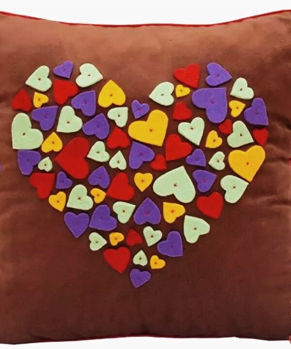  в канун праздника Св.Валентина всегда хочется подарить близким и себе любимой ) маленькую или большую Валентинку! ЯЯ продолжаю обзор фото подушек в " сердечным" исполнении , в 2 других статьях я предлагала очень простые варианты, сейчас хочу показать более сложные , требующие времени посидеть у швейной машинки , все фото взятыиз инета .