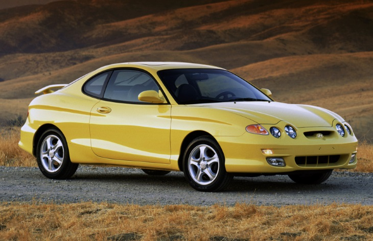 Переднеприводное купе Hyundai Tiburon первого поколения выпускалось в Корее с 1996 по 2000 годы. Машина продавалась в Америке, ЮАР, Австралии. В Европе автомобиль продавался под именем Hyundai Coupe, на корейском рынке - Hyundai Tuscani.