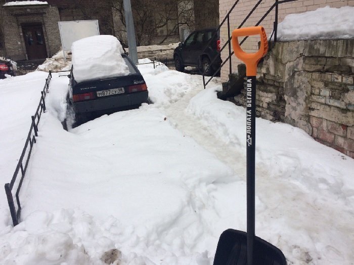"Лопата Беглова" в сугробе. Фото ТК "Незыгарь"