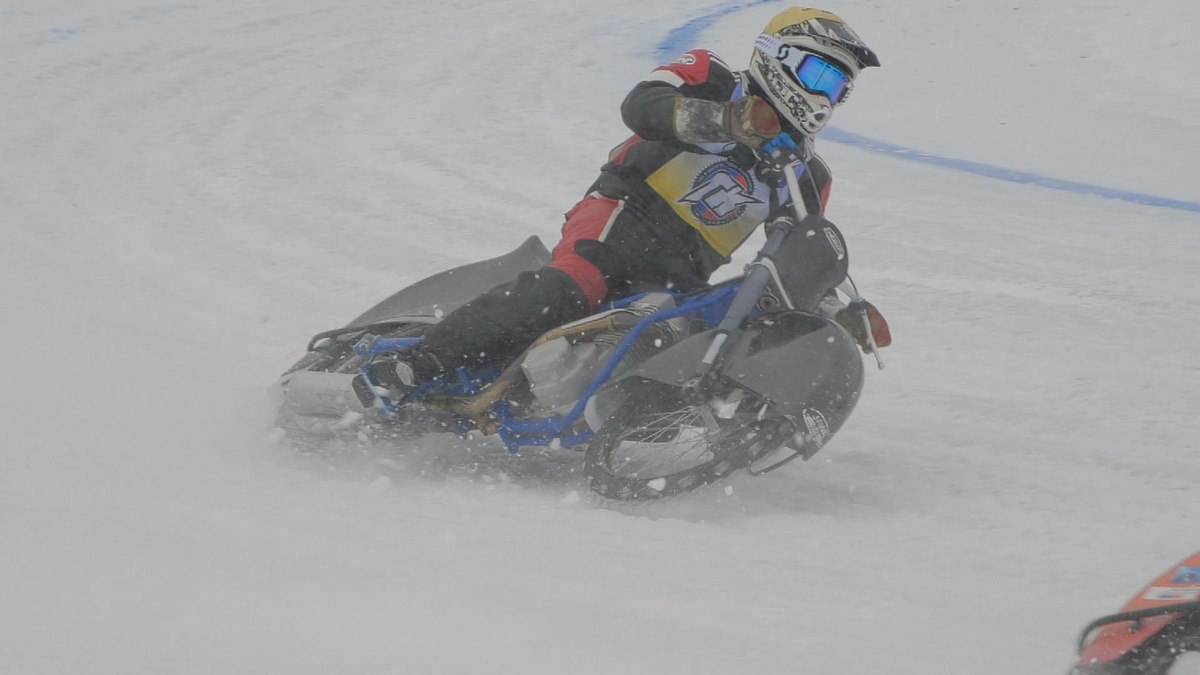 Отстав от победителя на два очка, серебряную медаль завоевал дебютант чемпионата Европы, 21-летний уфимец Иван Чичков. А вот бронзовую медаль забрал 20-летний Лука Бауэр из Италии, в дополнительном заезде опередивший голландца.