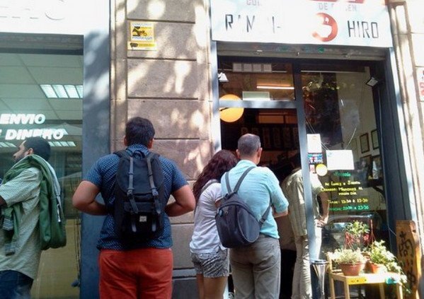 Многие рестораны открывают свои двери исключительно во время обеда. Вечером и утром туда попросту не попасть. Поэтому не штурмуйте заведения общепита испанских городов, вам все равно не откроют и не накормят. Утешает лишь одно – качество обедов в испанских ресторанах выше всяких похвал.