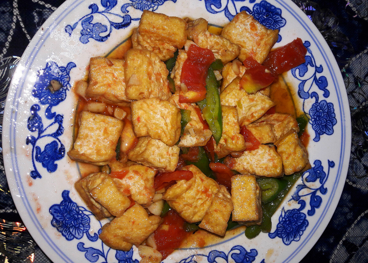 Жареный тофу с помидорами и перцем