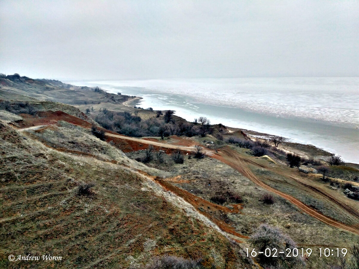 Вид на склоны холмов, пляжи и море