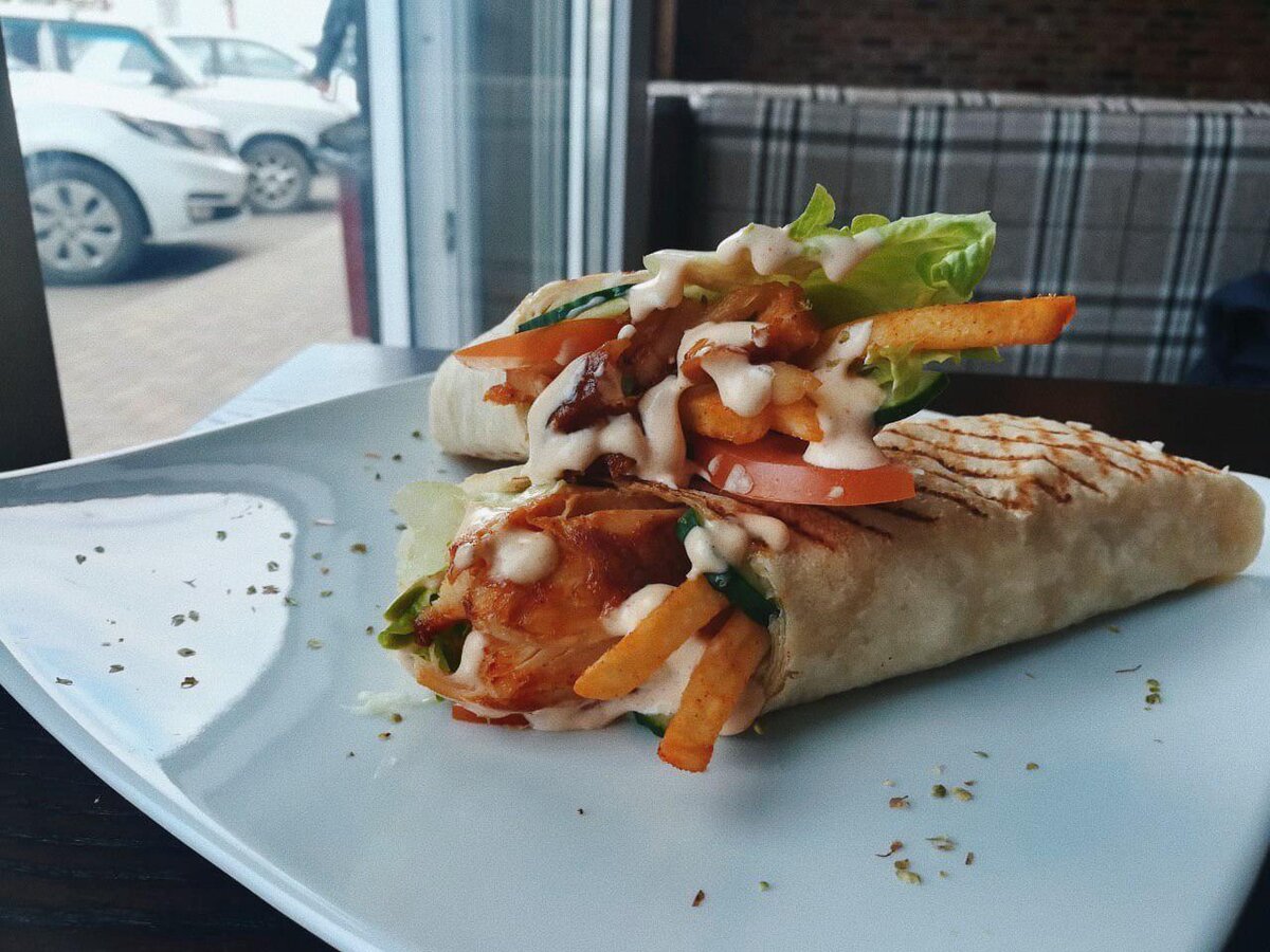 шаурма в лаваше. шаурма афины нижний. греческая шаурма гирос. шаурма афины нижний. чикен ролл кфс.