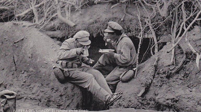 Обед на биваке: пьют наверняка мате - у каждого парагвайца круглые сутки при себе небольшой термос, калебаса (пустотелая сушеная тыква) и бамбийя (жестяная трубка). Если чоло не пьет мате, то он его наливает. Или отливает - чтобы снова  наполниться чаем до межушных пустот 