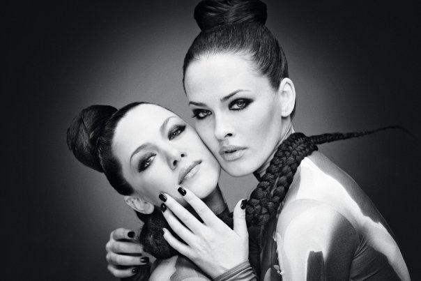 На фотографии слева направо: Юлия Кавтарадзе, Даша Астафьева