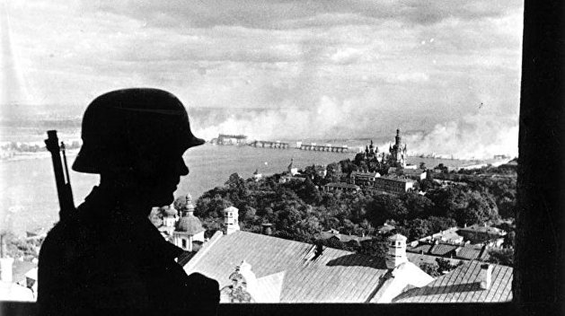 Осень 1941 года стала, пожалуй, худшим моментом Великой Отечественной войны. Самые тяжелые поражения Красной армии приходятся не на лето, а именно на осень, когда первый шок от нападения, казалось бы, прошел. В устрашающем перечне котлов 1941 года сражение за Киев занимает специфическое место. Это была колоссальная катастрофа РККА.